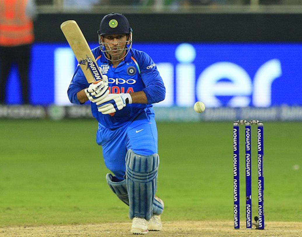 ২০১১ সালের আইসিসি বিশ্বকাপ ফাইনাল। প্রথমে ব্যাট করে শ্রীলঙ্কা করেছিল ২৭৪। ব্যাট করতে নেমে এক সময়ে ২১.৪ ওভারে তিন উইকেট হারিয়ে ভারতের রান ছিল ১১৪। তখনই শুরু হয় ধোনি ম্যাজিক। শেষ পর্যন্ত ৭৯ বলে এমএসডি-র অপরাজিত ৯১ বিশ্ব চ্যাম্পিয়ন করে ভারতকে।