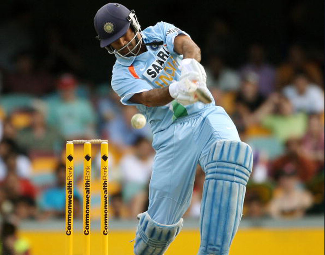 ২০০৬ সালে লাহৌরে ভারত-পাক একদিনের ম্যাচ। পাকিস্তান প্রথমে করেছিল ২৮৮ রান। বিশাল রানের টার্গেট তাড়া করে এক সময় ৮৪ রানে তিন উইকেট পড়ে যায় ভারতের। তখনই রুখে দাঁড়িয়েছিল ধোনির ব্যাট। তাঁর ৪৬ বলে ৭২ রানের ইনিংস পাঁচ উইকেটে জিতিয়েছিল দেশকে।