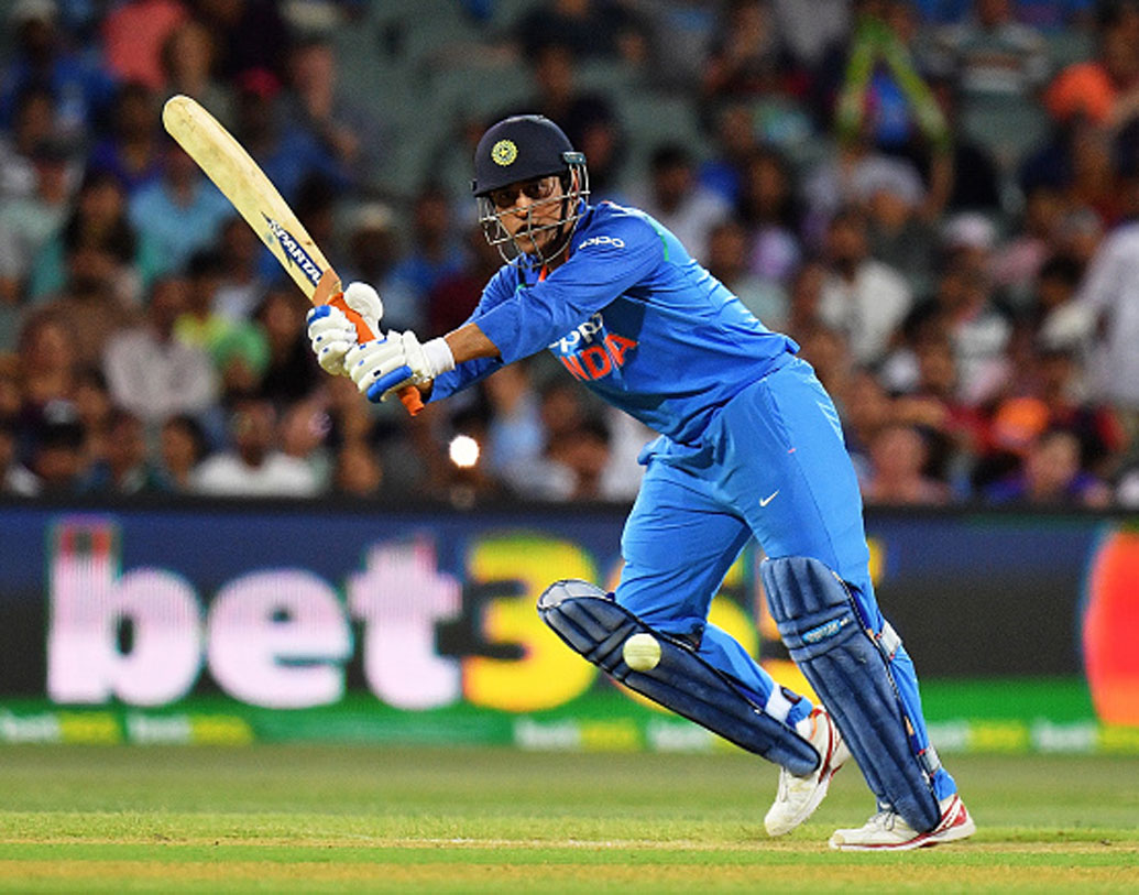 ২০০৫ সালে জয়পুরে শ্রীলঙ্কা ৫০ ওভারে তুলেছিল ২৯৮ রান। শুরুতেই সচিন ফেরেন। স্কোর একশো হওয়ার আগে আউট হন সহবাগও। কিন্তু, ‘ক্যাপ্টেন কুল’ ১৪৫ বলে ১৮৩ রানে অপরাজিত থেকে ছয় উইকেটে জেতান দলকে।