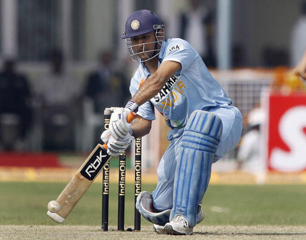 ২০০৫ সালে বিশাখাপত্তনমে ভারত-পাকিস্তান মুখোমুখি। ধোনির ১৪৮ রানের দুরন্ত ইনিংসের সুবাদে ভারত তুলেছিল ৩৫৬ রান। পাকিস্তান রান তাড়া করতে নেমে থমকে যায় ২৯৮ রানে।