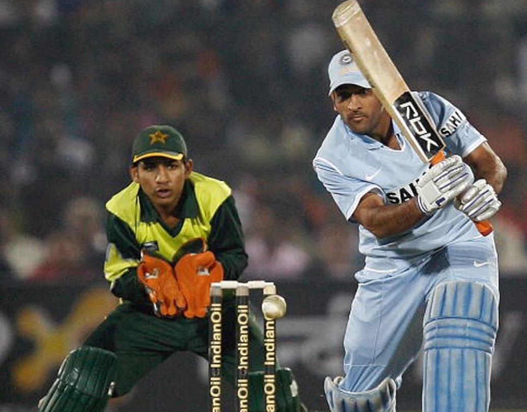 ধোনির সেরা ইনিংসগুলোর তালিকায় রাখতেই হবে ২০১৩ সালে পোর্ট অব স্পেনে ভারত-শ্রীলঙ্কার ম্যাচ। কঠিন পিচে ২০১ রানের টার্গেট সামনে রেখে ব্যাট করতে নেমেছিল টিম ইন্ডিয়া। সে দিন ধোনির অপরাজিত ৪৫ দলকে জিতিয়েছিল।