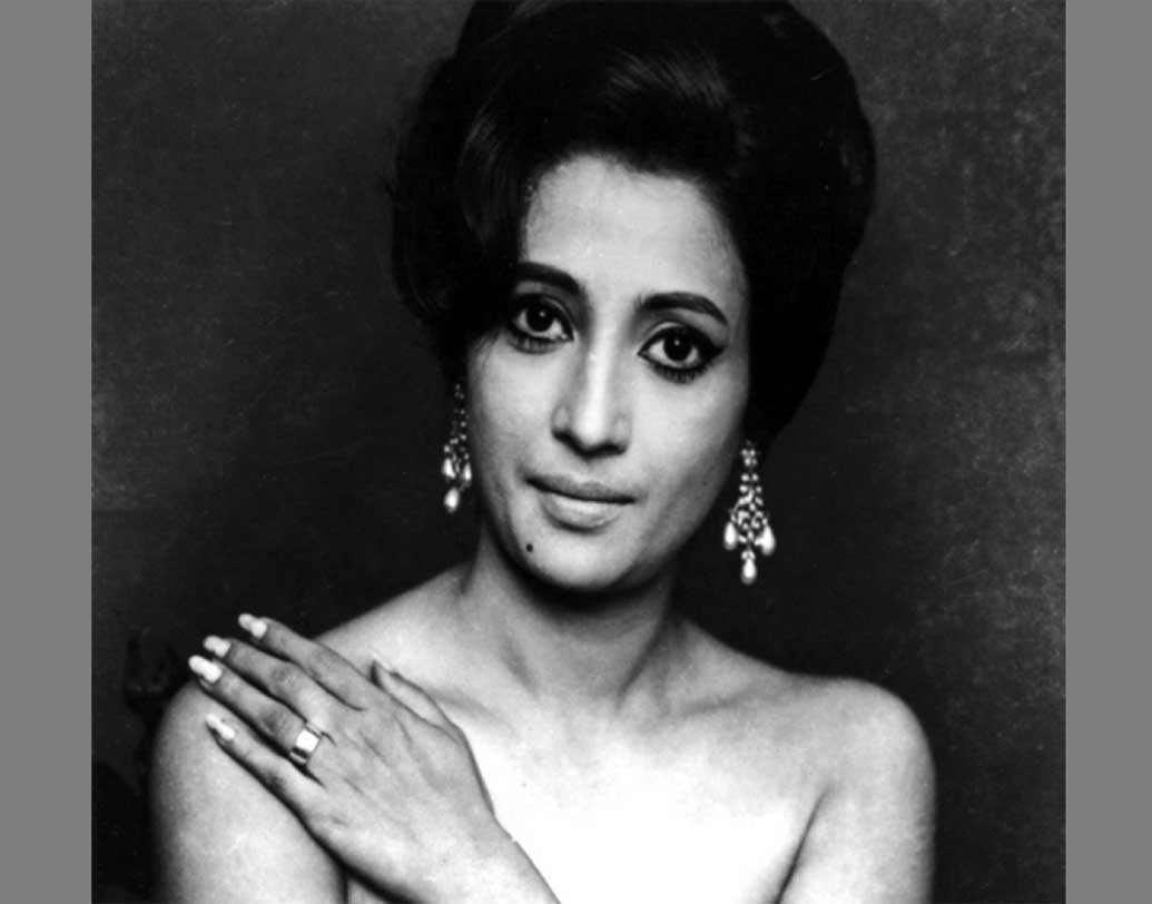 রমা নাম করলেন সিনেমায়, হয়ে উঠলেন সুচিত্রা। তাঁর দিদি উমাদেবী একদিন তাঁকে জিজ্ঞাসা করলেন, ‘তুই সিনেমায় নামলি, অভিনয়ের কী জানিস?’ সুচিত্রা বলেছিলেন, ‘না দিদি, টাকা খুব দরকার, সিনেমা করতেই হবে। চেষ্টা করে দেখি, কতটা পারি।’