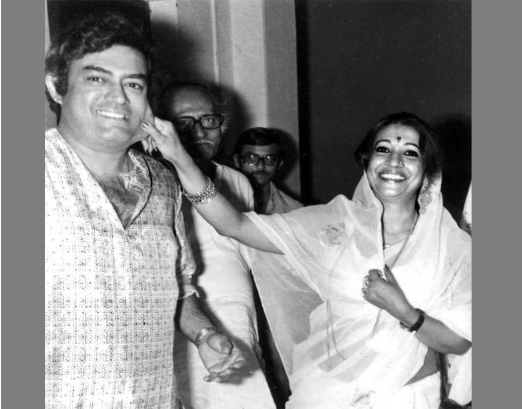 আঁধি ছবির সেটে সঞ্জীব কুমারের সঙ্গে খুনসুটি লেগেই থাকত। গালও টিপে দিয়েছিলেন নায়কের।