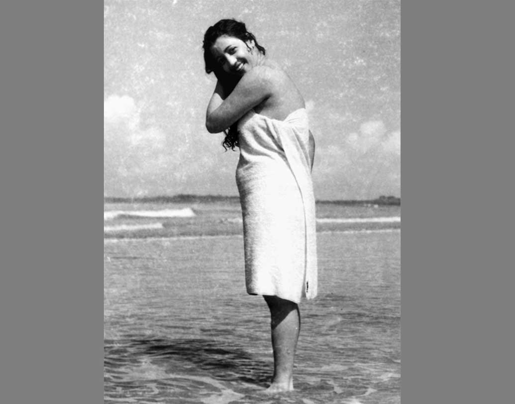 সুচিত্রা সেন ক্যামেরার সামনে মারাত্মক সাবলীল ছিলেন। মোহময়ী সুচিত্রাকে সমুদ্রে তোয়ালে পরিহিত অবস্থায় ক্যামেরাবন্দি করেছিলেন সেই সময়ের এক আলোকচিত্রী।