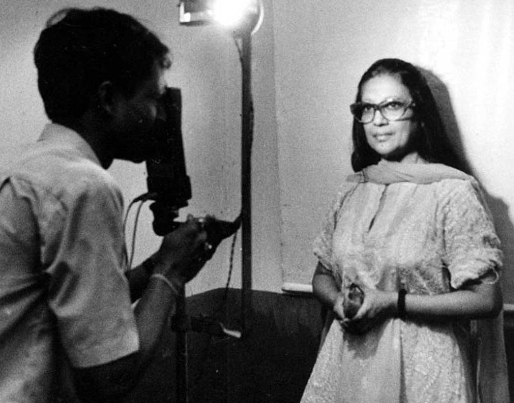 দীর্ঘ অন্তরাল ভেঙে ভোটার কার্ডের জন্য ফের ক্যামেরার সামনে আসেন মহানায়িকা। ১৯৯৫ সালে।