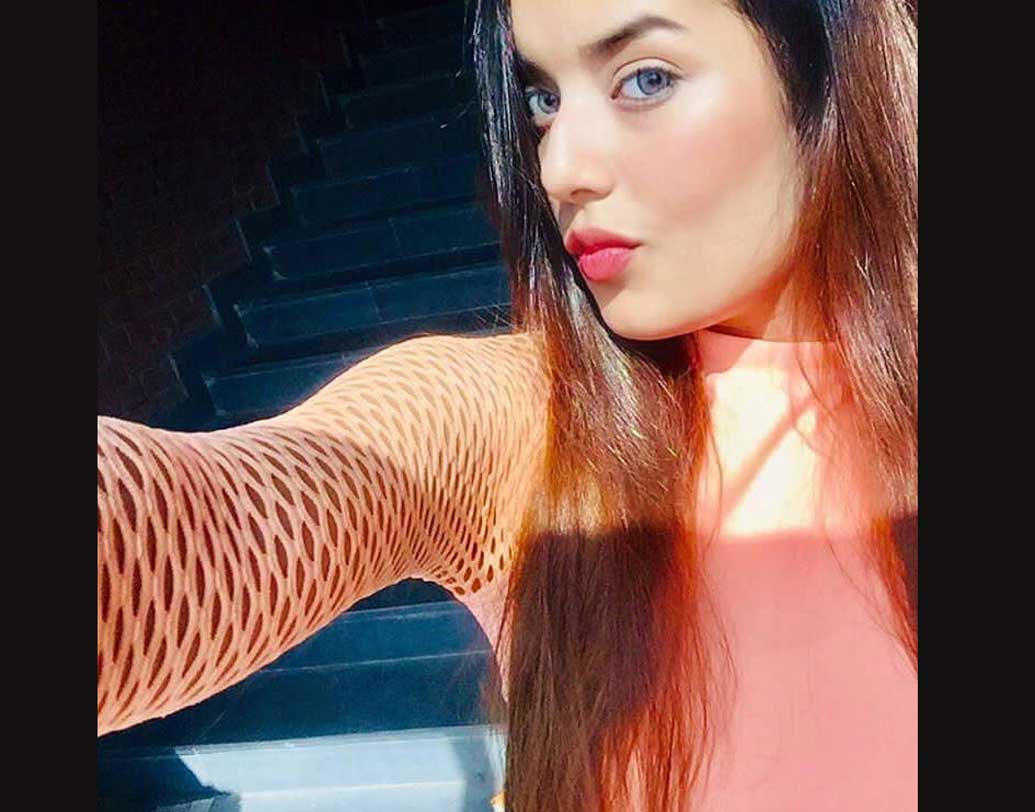 এই তরুণীর সঙ্গে ‘বিশেষ বন্ধুত্ব’ রয়েছে ভারতীয় দলের এক উঠতি ক্রিকেটারের। তাঁকে ভবিষ্যতের তারকা বলছেন অনেকেই। সম্প্রতি অস্ট্রেলিয়া দলের বিরুদ্ধে টেস্ট খেলেছেন এই ক্রিকেটার।