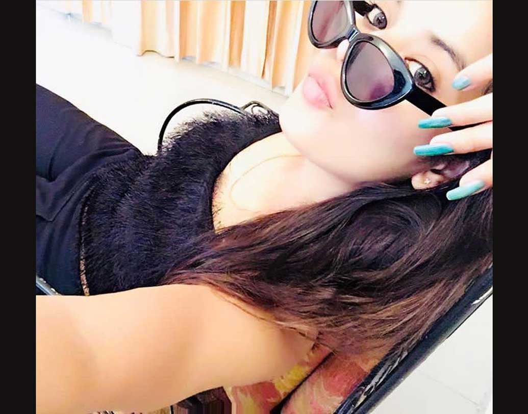 ওই ভারতীয় ক্রিকেটারের সঙ্গে ঈশা বেশ কিছুদিন ধরেই সম্পর্কে রয়েছেন। ওই ক্রিকেটারকে ‘মাই ম্যান, মাই সোলমেট’ বলে উল্লেখ করে সোশ্যাল মিডিয়ায় নিজের ব্যক্তিগত প্রোফাইল থেকে পোস্টও করেছেন ঈশা।