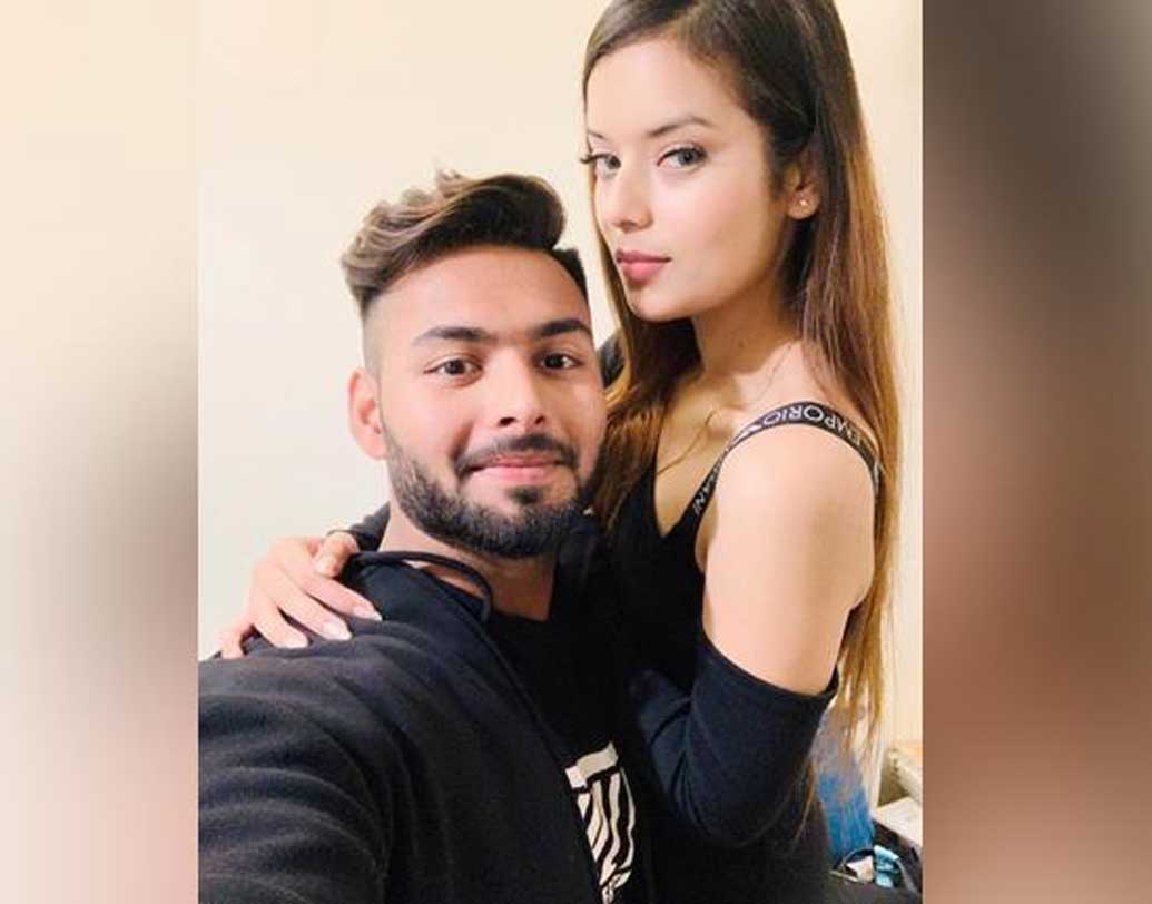 পন্থ ও ঈশা দু’জনেই সম্প্রতি এই ছবিটি শেয়ার করেছেন সোশ্যাল মিডিয়ায়। পোস্টের পরই তা ভাইরাল হয়ে যায়।