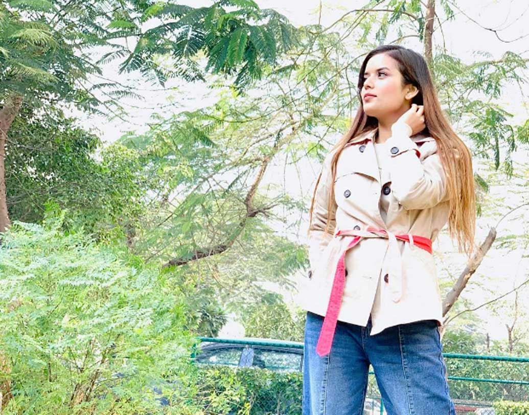 ঈশা প্রায়ই সোশ্যাল মিডিয়ায় নিজের ছবি পোস্ট করেন। তাঁর আর ঋষভ পন্থের আলাপ কীভাবে তা নিয়ে যদিও এখনও এই ‘অ্যাডরেবল কাপল’ কিছু শেয়ার করেননি।