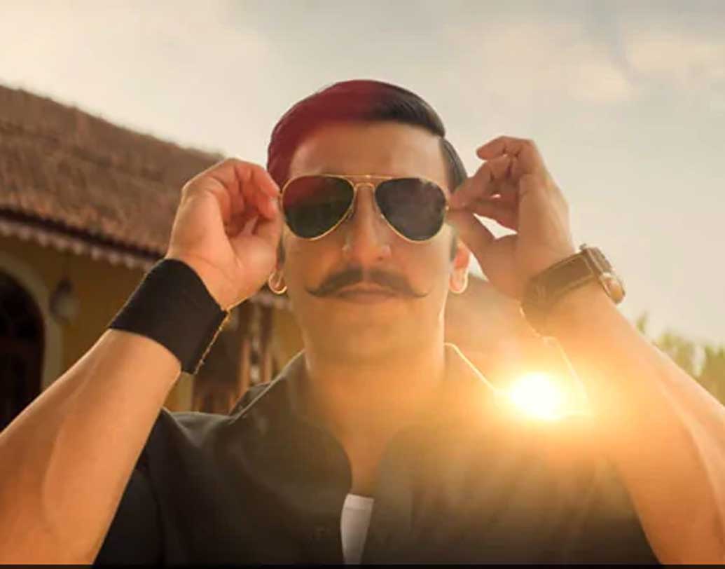 সঞ্জু ও পদ্মাবতের পরে এটি ২০১৮ সালের তৃতীয় ছবি যার বক্স অফিস কালেকশন ২০০ কোটি পেরিয়েছে। সে ক্ষেত্রে দীপিকা-রণবীর তো সমান-সমান। তা হলে?