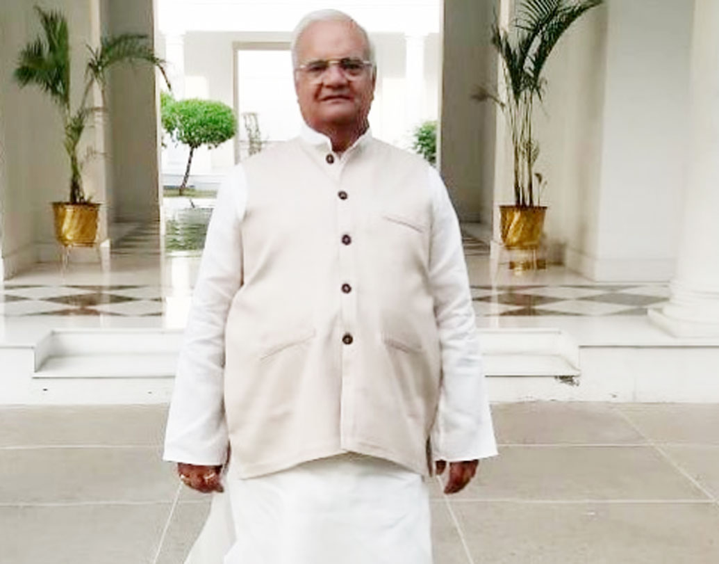 ছবিতে এক জায়গায় প্রয়াত প্রাক্তন প্রধানমন্ত্রী অটলবিহারী বাজপেয়ীকেও দেখানো হয়েছে। বাজপেয়ীর চরিত্রে যাঁকে অভিনয় করতে দেখা গিয়েছে তাঁর সম্পর্কে কিছু গুরুত্বপূর্ণ তথ্য জেনে নেওয়া যাক।