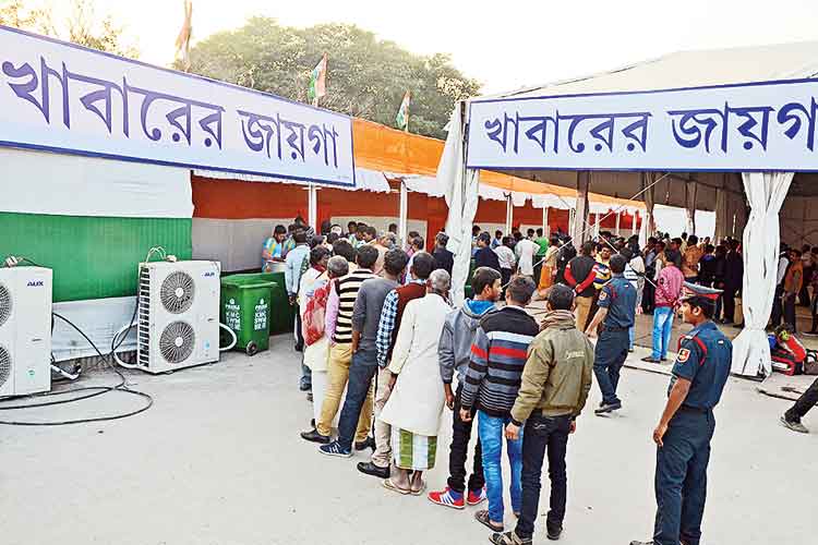 সারিবদ্ধ: সেন্ট্রাল পার্কে খাবার নেওয়ার লাইনে সভায় যোগ দিতে আসা জনতার ভিড়। বৃহস্পতিবার। নিজস্ব চিত্র