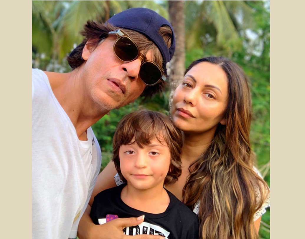 বলিউড বাদশা শাহরুখ খান ও গৌরী খান সারোগেসি পদ্ধতিতে বাবা-মা হয়েছেন কয়েক বছর আগে। তাঁদের তৃতীয় সন্তান আব্রাম। চার বছর বয়সি শাহরুখ পুত্রের সম্পত্তির পরিমাণ নাকি প্রায় এক হাজার কোটি টাকা।