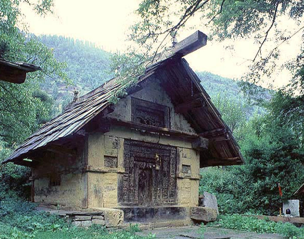 বিপাশা নদীর পাশে ঋষি গৌতম তপস্যা করছিলেন। তাঁর তপস্যা যাতে ভঙ্গ না হয়, তাই নাকি এই ব্যবস্থা। বহু প্রাচীন একটি মন্দিরও রয়েছে এখানে। মকর সংক্রান্তির দিন লোহ্রিতে পূজার্চনার পর বন্ধ করে দেওয়া হয় মন্দির।