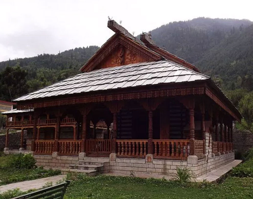 গৌতম ঋষি ছাড়াও বেদব্যাস ও কাঞ্চন নাগের মূর্তিও রয়েছে এই মন্দিরে। মানালির গোশাল গ্রামের এই মন্দিরটি এই সময়ে পর্যটকের জন্য বন্ধ থাকে। মন্দিরে কোনওরকম পূজাও করা হয় না, সংবাদ সংস্থাকে এমনটাই জানান পুরোহিত।