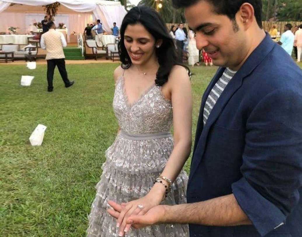 তবে বাগদানের আগে গোয়ায় প্রি এনগেজমেন্ট পার্টিতে শ্লোকের হাতে প্রি এনগেজমেন্ট রিং পরিয়ে দেওয়ার পরে তোলা এই ছবি। প্রকাশ্যে আসতেই সোশ্যাল মিডিয়ায় বেশ জনপ্রিয় হয়েছে। হাতে হাত ধরে লাজুক চোখে দু’জনেই যেন নিজেদের ভবিষ্যত জীবনের পথকে আরও দৃঢ় করতে চাইছেন।