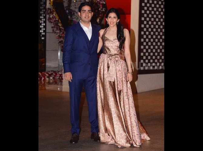 বন্ধু ও পরিবারের সদস্যদের সঙ্গে নিয়ে বাগ‌্দান অনুষ্ঠান মিটে যাওয়ার পর দু’জনের এই ছবিটিই তোলেন তাঁরা। ডিজাইনার লং ড্রেসে শ্লোক ও নীল ফর্মালে আকাশ— দু’জনেই যেন মেড ফর ইচ আদার!