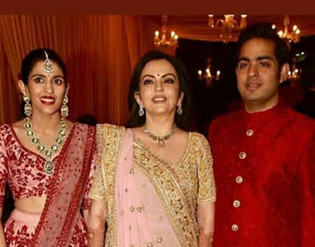 ঈশার বিয়েতে আকাশের পরিবারের সঙ্গে মিশে গিয়ে আনন্দে ভাগ নেন শ্লোকও। হবু শাশুড়ি নীতা অম্বানীর সঙ্গেও তাঁর সম্পর্ক বেশ ভাল। শাশুড়ি নীতা ও হবু বর আকাশের সঙ্গে ঈশার বিয়ের অনুষ্ঠানে এসে ফোটো সেশনেও অংশ নেন শ্লোক।