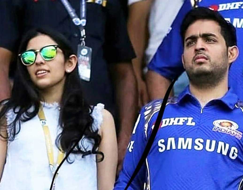 মুম্বই ইন্ডিয়ানসের ম্যাচ দেখতেও একসঙ্গে মাঠে গিয়েছেন বহু বার। তেমনই এক মুহূর্তের ছবি এটি। আকাশ এর আগেও জানিয়েছেন, শ্লোক ও তিনি দু’জনেই ক্রিকেট পছন্দ করেন। এই ছবিতেও বোঝা যাচ্ছে উপভোগ করছেন ম্যাচ।