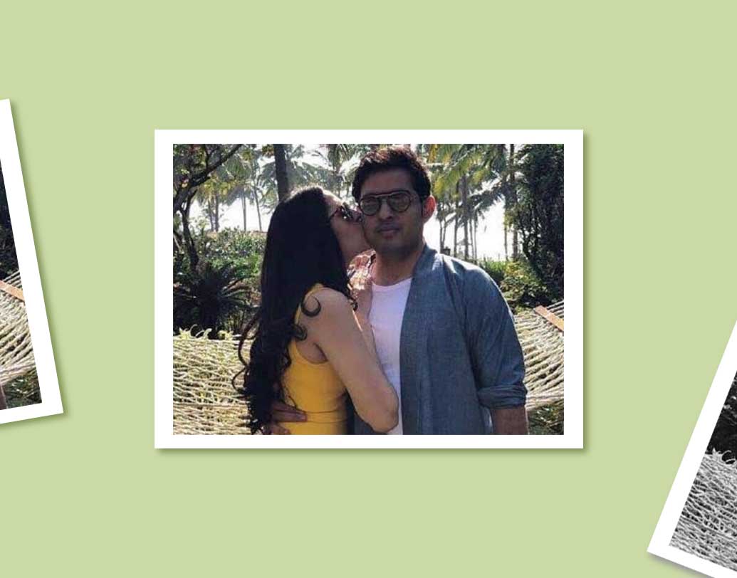 একান্তে ছুটি কাটাতে গিয়ে হবু বরকে চুমু খেলেন শ্লোক। বান্ধবীর কোমর শক্ত করে আঁকড়ে সে ভালবাসার প্রত্যুত্তর দিলেন আকাশও। তাঁদের এই ছবি সোশ্যাল সাইটে বেশ জনপ্রিয় হয়ছে। ভালবাসা প্রকাশের ভঙ্গিমায় দু’জনেই বেশ আবেগপ্রবণ এই ছবিতে।