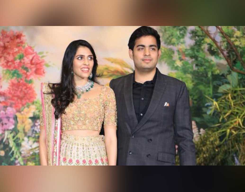 তবে এনগেজমেন্টের আগে সোনম কপূরের রিসেপশনের পার্টিতেই তাঁদের ঘনিষ্ঠতা নিয়ে ফিসফাস শুরু হয়ে গিয়েছিল বি টাউনে। একসঙ্গে যাওয়া, সারা ক্ষণ একে-অন্যের সঙ্গে থাকা ও এক সঙ্গে ফিরে আসার মধ্যেই তাঁদের ঘনিষ্ঠতার খবর যেন জানান দিয়েছিলেন দু’জনে।