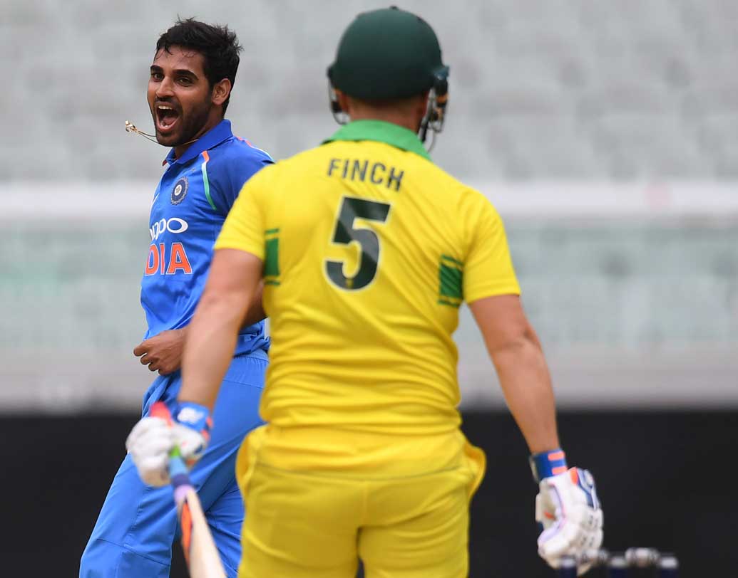 টসে জিতে প্রথম কাজটা সেরে রেখেছিলেন অধিনায়ক। প্রথম দিকে পিচ থেকে সুবিধা পাওয়া যাবে, বুঝেই ফিল্ডিং নিয়েছিলেন কোহালি। পিচ থেকে সুবিধা নিতে ভুল করেননি ভারতীয় পেসাররা।