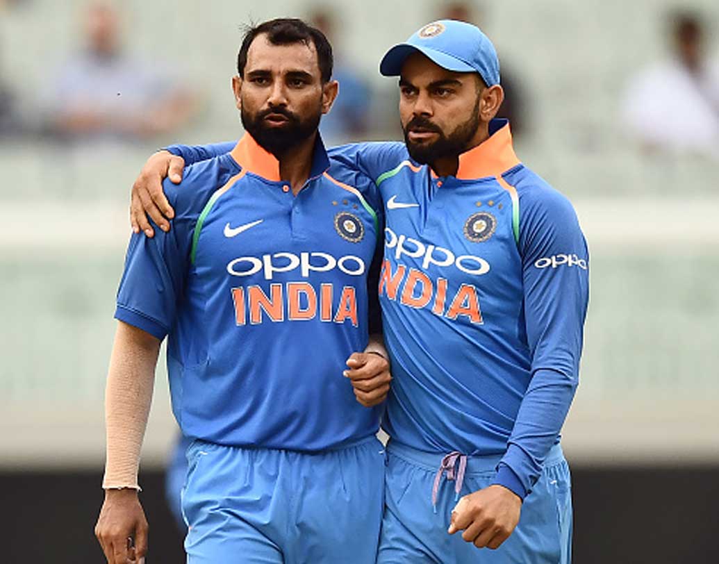 ভুবনেশ্বরের সঙ্গে যোগ্য সঙ্গত দেন মহম্মদ শামি। প্রথম স্পেলে উইকেট না পেলেও যথেষ্ট ভাল বোলিং করে অজিদের রান তুলতে দেননি। আর দ্বিতীয় স্পেলে ভয়ঙ্কর হয়ে উঠতে থাকা ম্যাক্সওয়েলকে ফিরিয়ে অজিদের মোক্ষম ধাক্কা দেন।