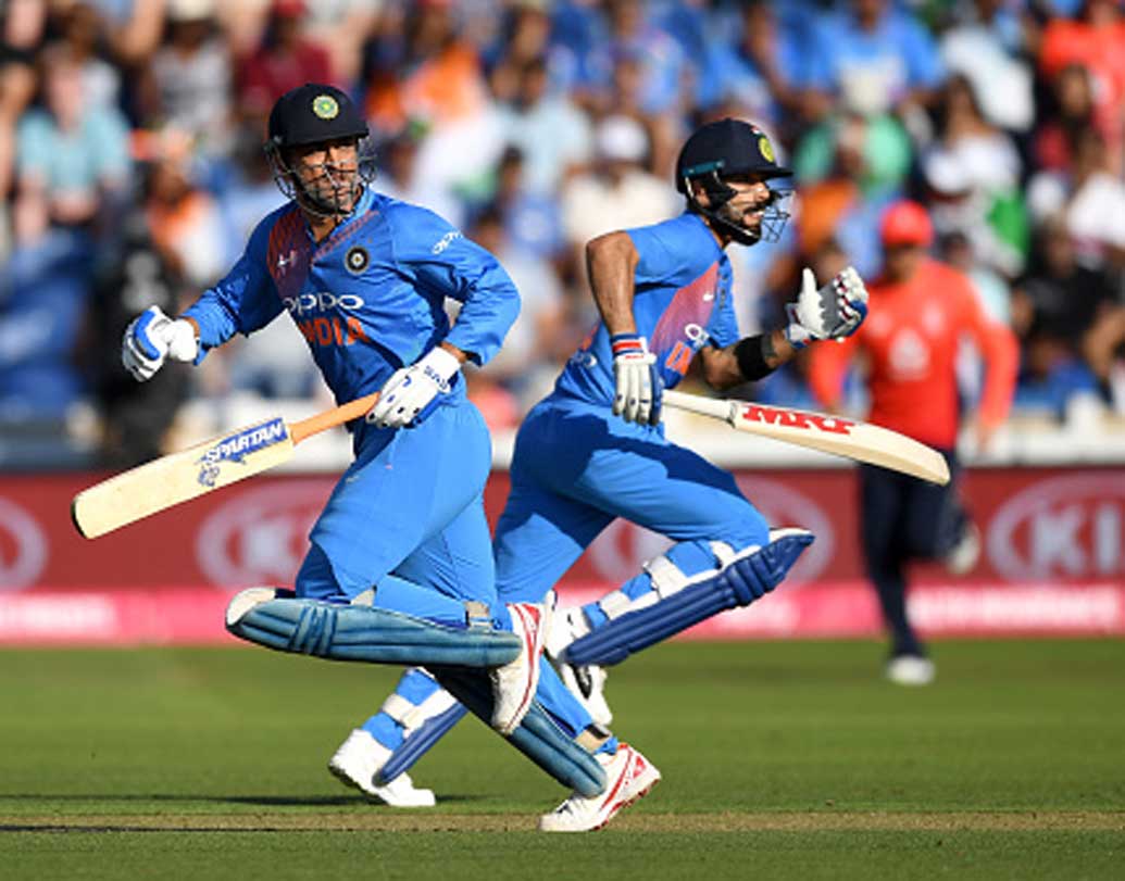 মাত্র ২৩০ রান। যদিও শুরুতেই ফিরে গিয়েছিলেন রোহিত। কিন্তু, প্রথমে ধওয়ন-কোহালি পরে কোহালি-ধোনি জুটি প্রাথমিক ধাক্কা সহজেই কাটিয়ে দেন।