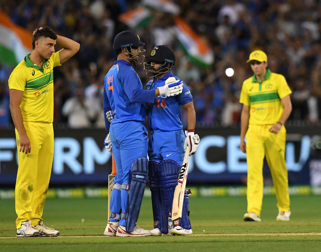 অজিদের জঘন্য ফিল্ডিং, ধোনিদের সহজ ক্যাচ ফেলা- যেন অজি ক্রিকেটীয় সভ্যতার পতনের শঙ্কাকেই স্পষ্ট করল। প্রথম বলেই জীবন পাওয়া মহেন্দ্র সিংহ ধোনি কতটা ভয়ঙ্কর হতে পারেন, তা এ দিনের ম্যাচে বোঝা গেল।