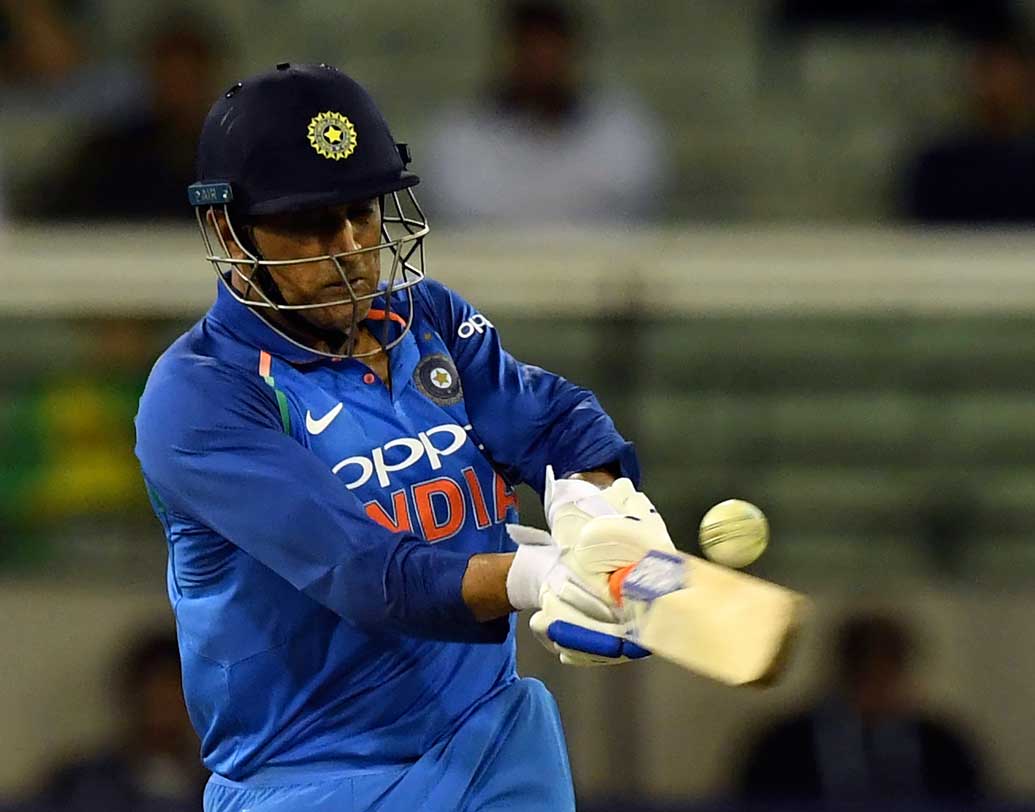 তাঁকে কেন ফিনিশার বলা হয়, সে কথা এ দিন আবারও বুঝিয়ে দিলেন ধোনি। তাঁর অপরাজিত ৮৭ রান, দলকে শুধু জিতিয়ে ফেরাল তাই-ই নয়, প্রথমে কোহালি পরে কেদারের সঙ্গে সুন্দর পার্টনারশিপ মিডল অর্ডারের অনেক সমস্যার সমাধান করে দিল।