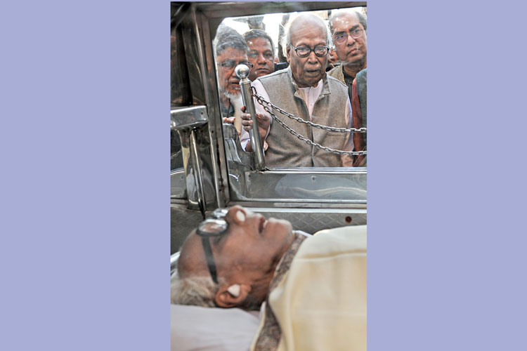 People participated spontaneously in the last journey of Mrinal Sen 