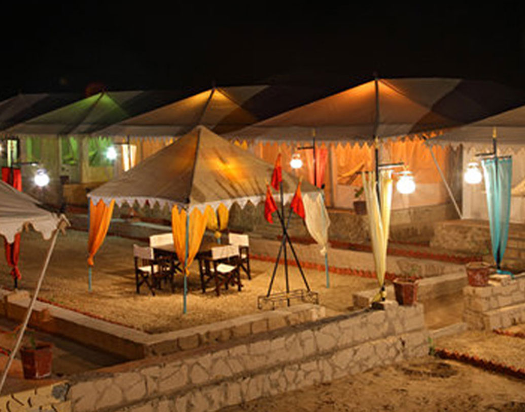 ১০ ফুটের ধাতব বেড়া দিয়ে ঘেরা এই তাঁবুর আশপাশ। মেলার ১৯ ও ২০ সেক্টরের মাঝে অবস্থিত এই তাঁবুর সজ্জারও কাজ চলছে গঙ্গা-যমুনা-সরস্বতী সঙ্গমে। গঙ্গা থেকে ১০ মিটার দূরে ১১১ জন পুরোহিত এই মেলায় মহাযজ্ঞ করবেন।