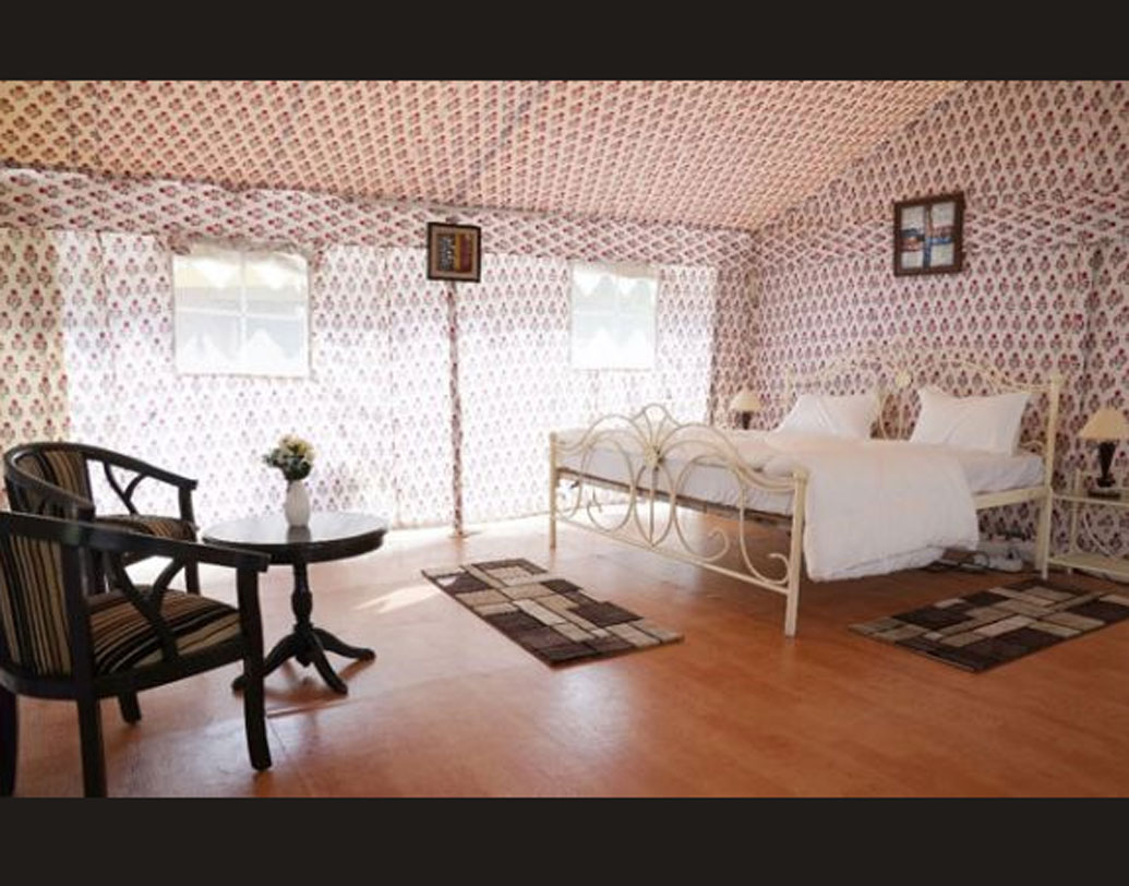 বিশেষ পুণ্য স্নানের জন্য যদিও কোনও ব্যবস্থা নেই, জানান এই তাঁবুর দায়িত্বে থাকা এক কর্মকর্তা সত্যেন্দ্রকুমার। তিনি বলেন, এই তাঁবু যাঁরা বুকিং করছেন, তার মধ্যে ৩০ শতাংশই প্রবাসী ভারতীয়।