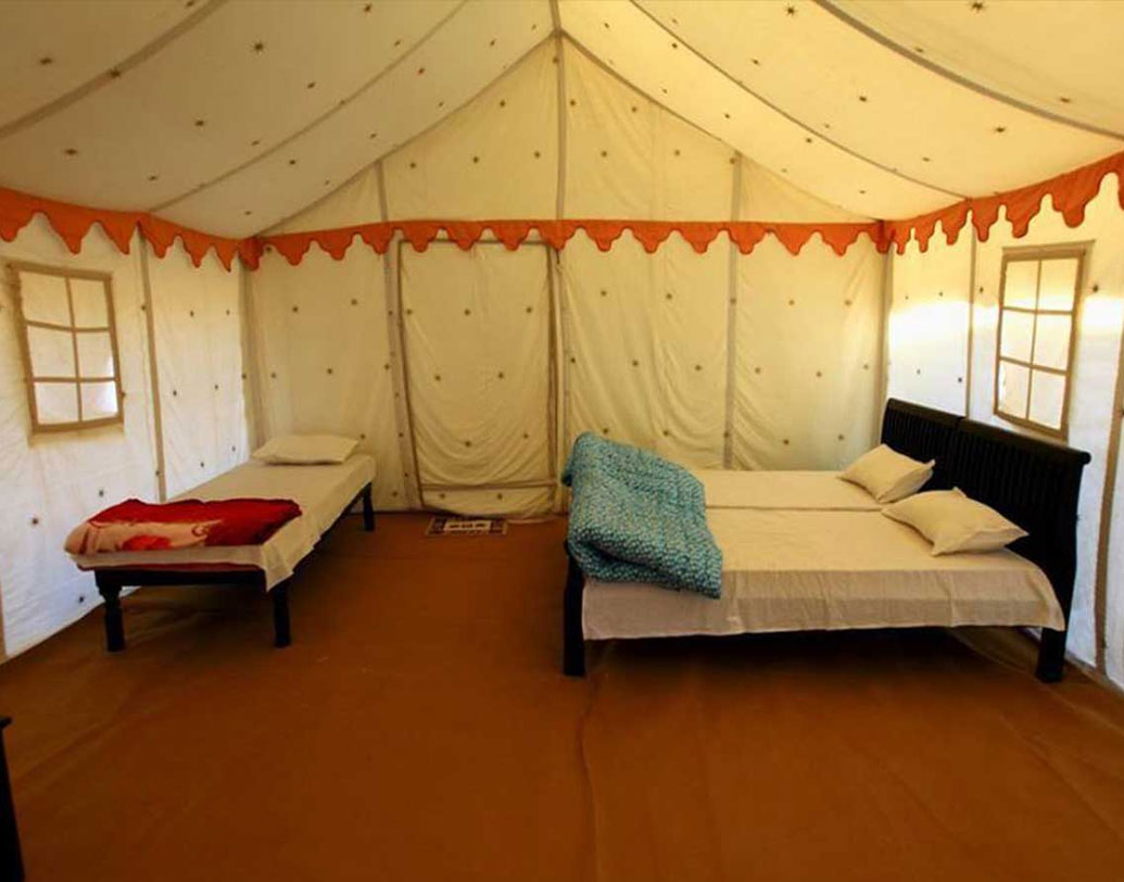 চারটি রেস্তরাঁ রয়েছে তাঁবুর পাশেই, যার একটিতে শুধুই ‘অর্গ্যানিক সাত্ত্বিক’ খাবার পাওয়া যাবে। বলিউড থিমের রেস্তরাঁ থাকবে। থাকছে ‘বৈদিক’ তাঁবু। সারা দেশের সব প্রদেশের খাবারও মিলবে। লোক সঙ্গীত ও নৃত্যের ব্যবস্থা থাকবে। প্রদর্শনীও থাকবে হস্তশিল্পের।