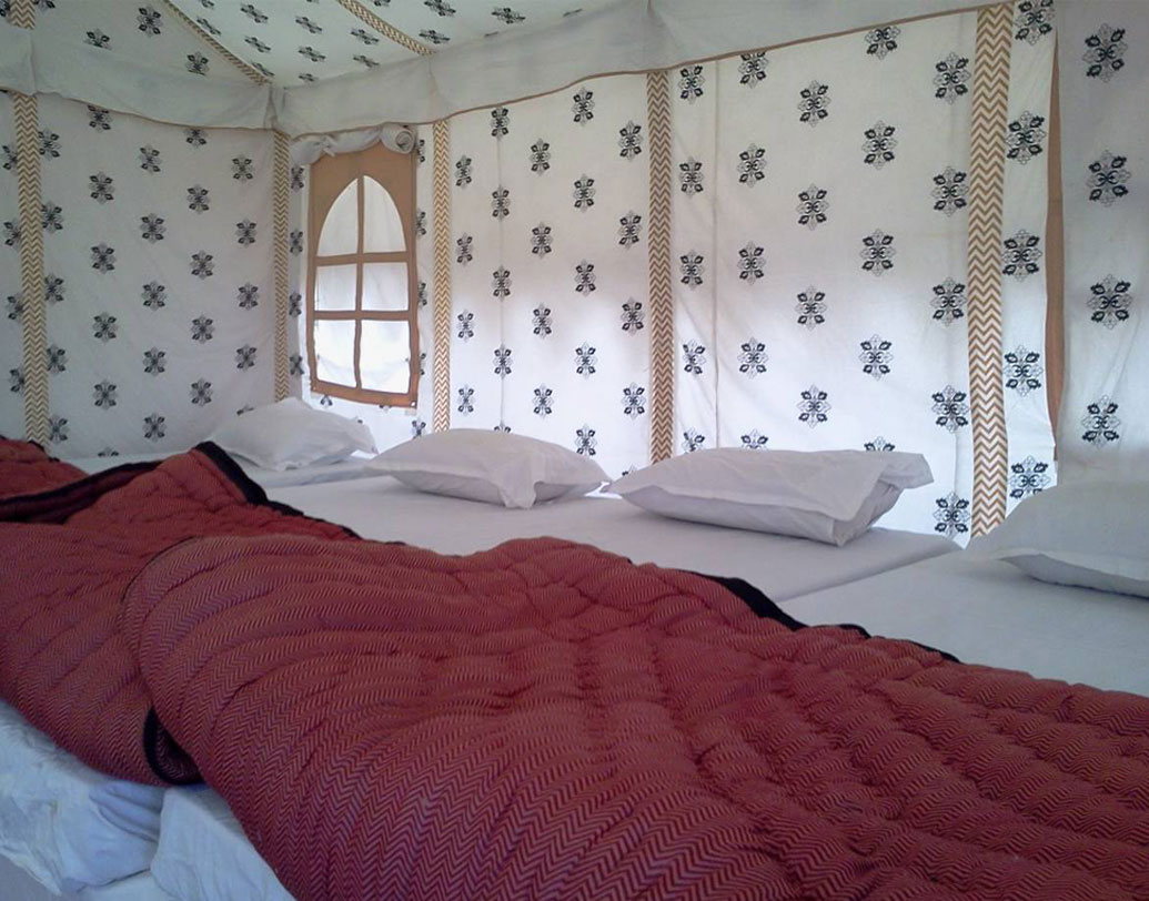 আরও কয়েকটি বেসরকারি সংস্থা রয়েছে, যারা বিলাসবহুল তাঁবুর ব্যবস্থা করছেন। প্রতি রাতের ভাড়া যেখানে ১১,২৫০ টাকা, তবে ১৪,৬২৫ টাকা পর্যন্ত বাড়তে পারে প্রতি রাতের ভাড়া। কিছু ডরমিটরির ক্ষেত্রে প্রতি রাতের ভাড়া মাথা পিছু ৯৮০-১২৭০ টাকা।