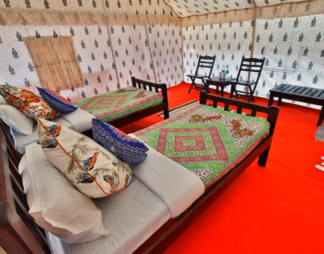 ইন্টিরিয়র ডিজাইনার সত্যেন্দ্রপ্রতাপ সিংহ বলেন, তিনি যে বেসরকারি সংস্থায় যুক্ত, তাঁদের ডরমিটরি ফুটবল মাঠের অর্ধেক আকারের। চার থেকে ২০ জন তীর্থযাত্রী থাকতে পারবেন সেখানে। ভাড়া এক্ষেত্রে মাথা পিছু প্রতি রাতে ১৫০০ টাকা।