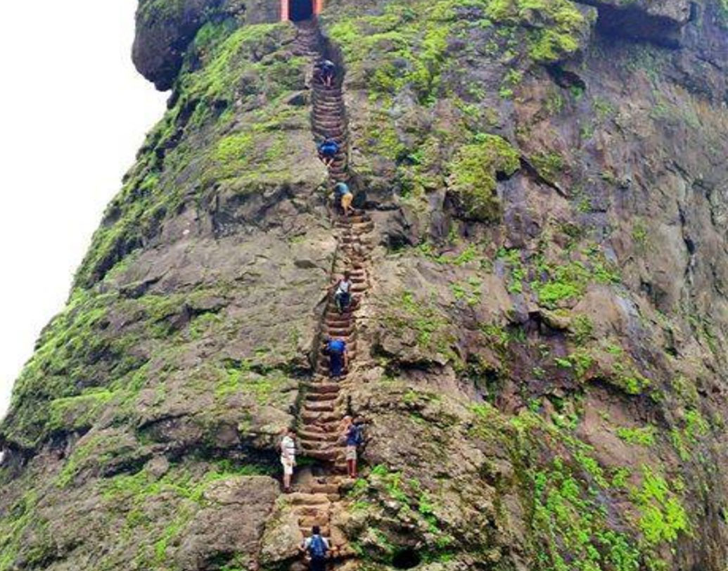 পাথুরে সিঁড়ির মতো খাঁজ রয়েছে এই কেল্লায়। ১১৭টি খাঁজকাটা পকেটের মতো ধাপ রয়েছে। তবে বর্ষাকালে এই ট্রেকে না যাওয়াই ভাল, কারণ পাথুরে ধাপ একেবারে পিচ্ছিল হয়ে পড়ে।
