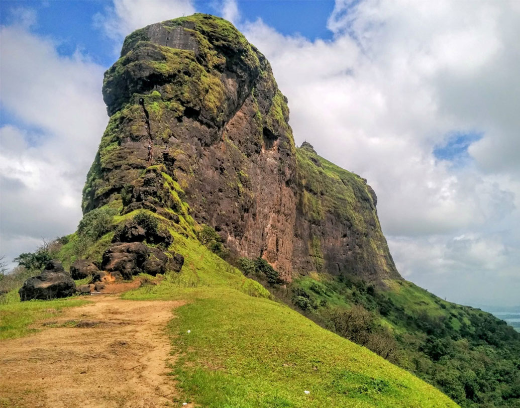 কেল্লার উপরে রয়েছে দু’টি আলাদা ঘরের মতো জায়গা। এক সময়ে এটি নাকি রান্নাঘর হিসাবে ব্যবহার করা হত।
