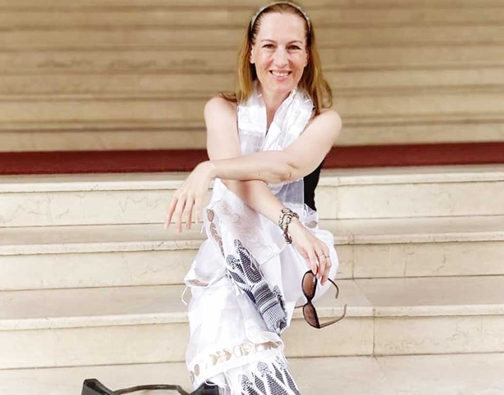 ১৯ বছর বয়সে বার্লিনের একটি ফিল্ম স্কুল থেকে অভিনয় নিয়ে পড়াশোনা করেন সুজেন। ২০০৫ সালে মুম্বইতে পা রাখেন অভিনেত্রী।