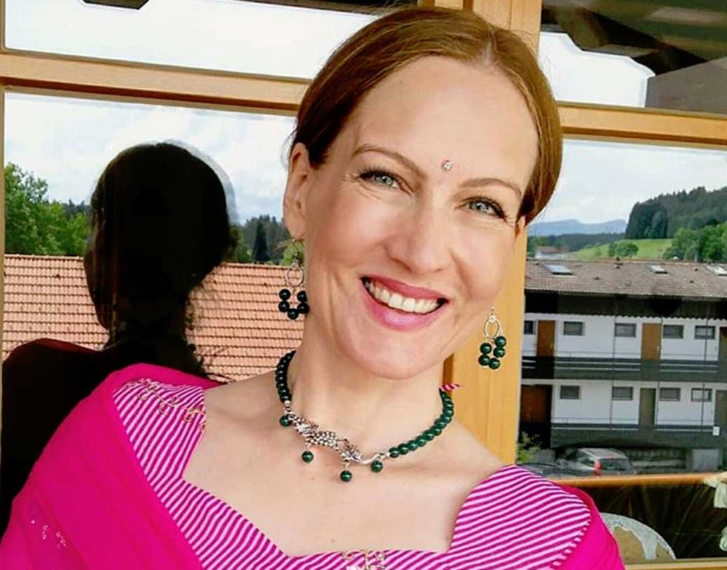 একাধিক ভাষার প্রতি দখল রয়েছে ৩৬ বছর বয়সী সুজেন বার্নাটের। ফ্রেঞ্চ, ইতালিয়ান, জার্মান, স্প্যানিশ এ সবের পাশাপাশি বাংলা, হিন্দি এবং মরাঠিও বলতে পারেন সুজেন।