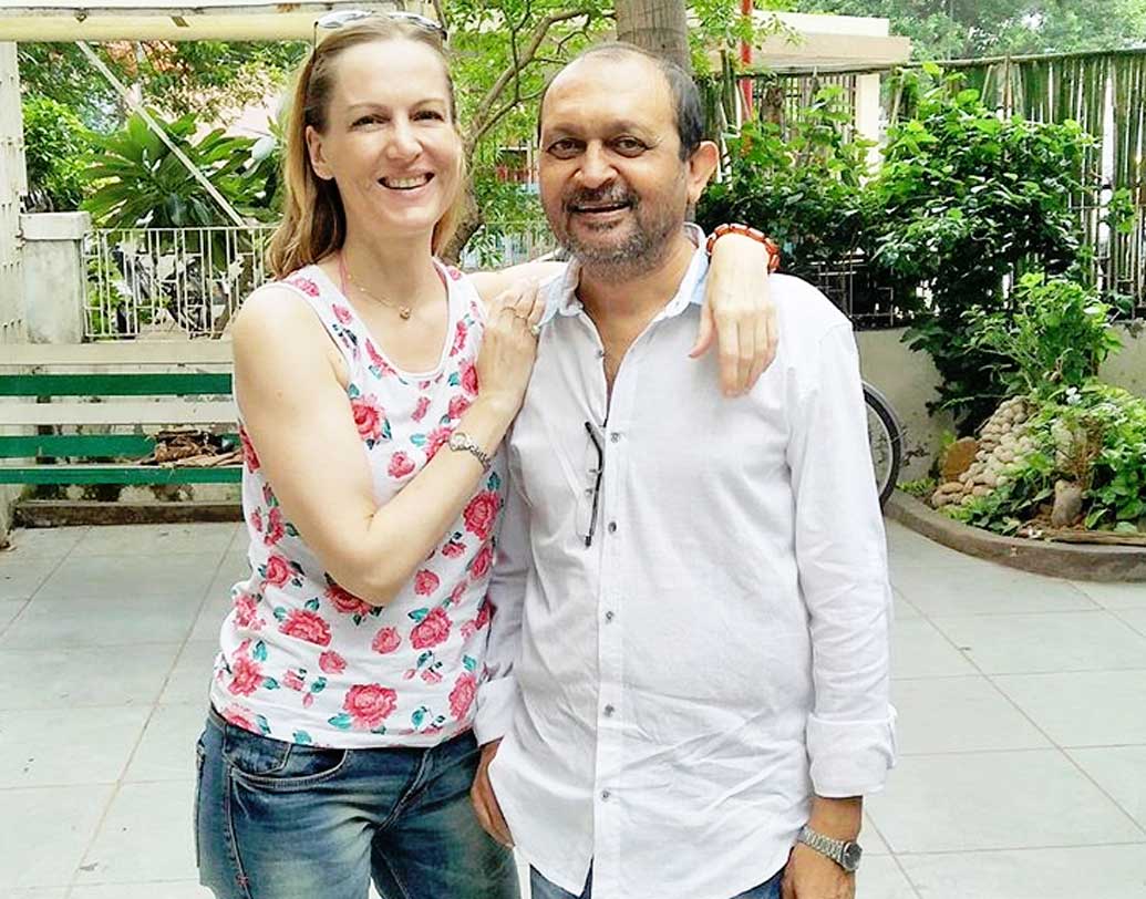 ২০০৯ সালে অভিনেতা অখিল মিশ্রের সঙ্গে বিয়ে হয় সুজেনের।