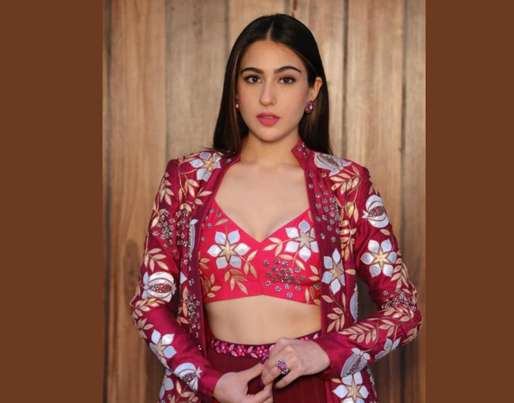 সারা একটি সাক্ষাৎকারে নাকি বলেছিলেন, তাঁর একটি নকল ইনস্টাগ্রাম অ্যকাউন্ট রয়েছে। নকল বলতে, তিনি সেই অ্যাকাউন্টে নিজের নামে নেই। বিভিন্ন প্রিয় মডেলদেরও নাকি তিনি সেই অ্যাকাউন্ট থেকে ফলো করেন। তবে তিনি কী লাইক করছেন, তা কাউকে জানতে না দিতেই নিজের নামে সেই অ্যাকাউন্ট খোলেননি সারা।