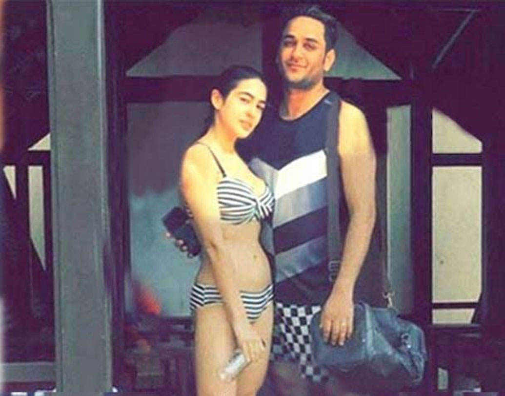 মা অমৃতা সিংকে সারা কথা দিয়েছেন, তিনি কখনওই ছবিতে বিকিনি পরবেন না। অথচ তাঁর বিকিনি পরার এই ছবিটি ভাইরাল হয় সোশ্যাল মিডিয়ায়। সেই ছবিতে সারার পাশে ছিলেন টিভি প্রযোজক বিকাশ গুপ্ত। বিকাশের সঙ্গে কি প্রেম করছেন সারা, এমন একটা গুঞ্জন উঠেছিল। তার পর অনিল কপূরের ছেলে হর্ষবর্ধন কপূরের সঙ্গেও সারার ‘বন্ধুত্ব’ নিয়ে বি টাউনে গুঞ্জন উঠেছিল।