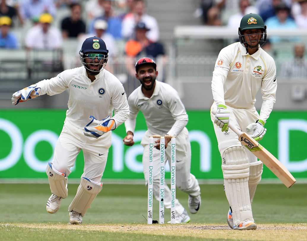 ঋষভ পন্থ: উইকেটরক্ষক হিসেবে নজর কাড়লেও, ব্যাট হাতে এখনও তেমন কিছু করতে পারেননি। তবে গত ম্যাচে নির্ভরযোগ্য ৩৯ ও ৩৩ রান করেছেন। ভারতীয় হিসাবে এক টেস্টে সবচেয়ে বেশি শিকারের রেকর্ডও গড়েছেন।