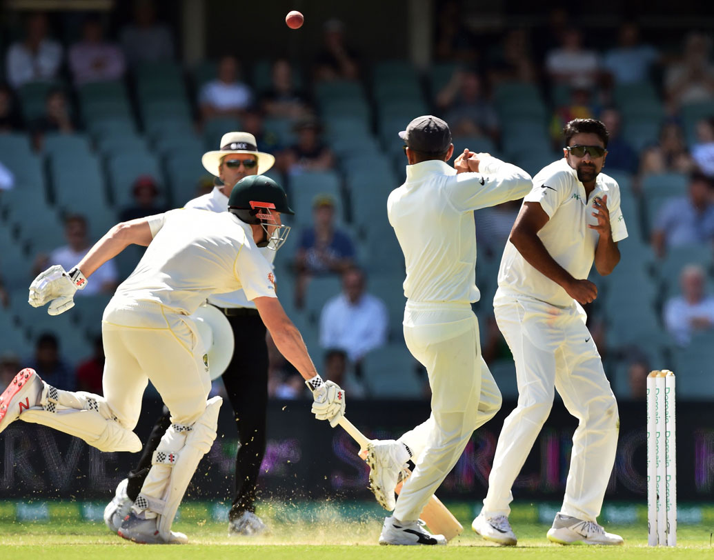 ভারতীয় দলে থাকতে পারেন রবিচন্দ্রন অশ্বিন। সিডনি টেস্টে এই অফস্পিনারের দলে ফেরার সম্ভাবনা রয়েছে। যদিও পুরোপুরি চোটমুক্ত নন তিনি।