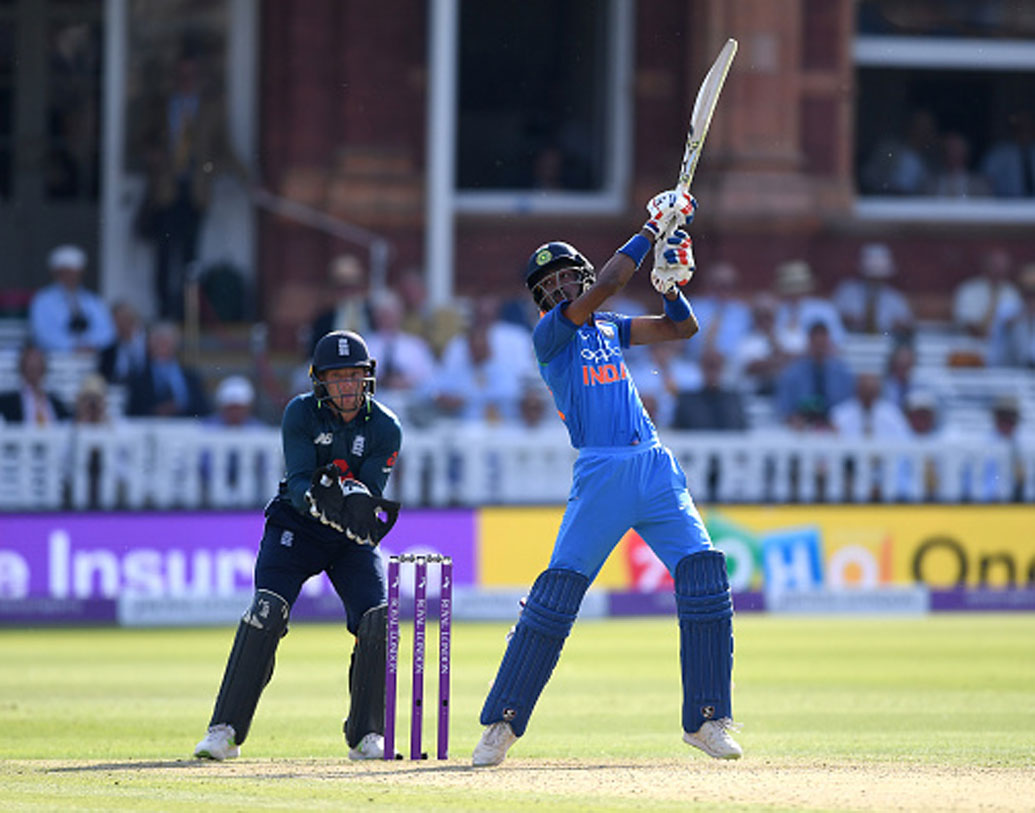 স্বাভাবিক ভাবে সাত নম্বরে কে ব্যাট করবেন, হার্দিকের বিকল্প কে হবেন— সেই বিষয়টা নিয়ে রীতিমতো ধন্দে রয়েছেন টিম ম্যানেজমেন্ট। অজিদের বিরুদ্ধে তিনটি একদিনের ম্যাচেও হার্দিকের বিকল্প খুঁজে পাননি কোহালি।