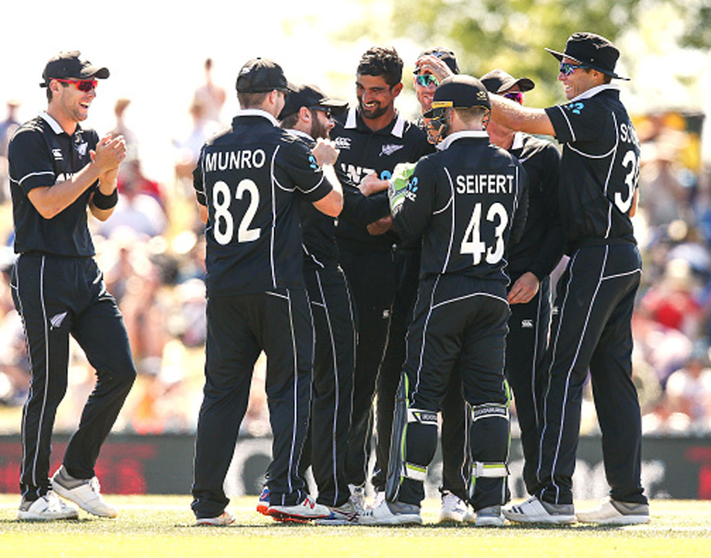 দেশের মাঠে সব সময় এগিয়ে কিউইরা। অপেক্ষাকৃত দুর্বল অজিদের বিরুদ্ধে সাফল্য পেলেও নিউজিল্যান্ডের মাঠে কঠিন লড়াইয়ের মুখোমুখি হতে চলেছেন কোহালিরা।