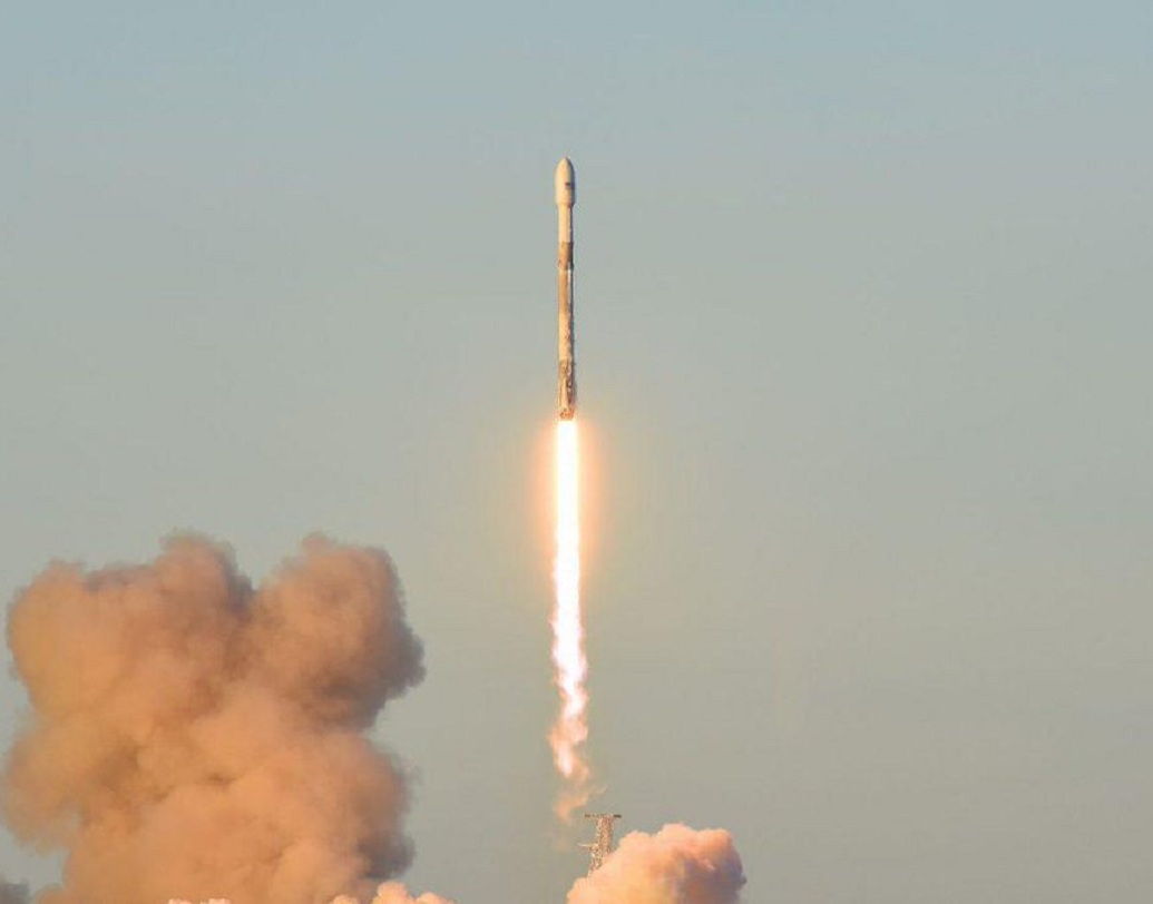 বিভিন্ন দেশের মহাকাশ গবেষণা সংস্থা মিলে ‘মার্স ওয়ান প্রজেক্ট’-এর কাজ শুরু করেছে ইতিমধ্যেই। এর আওতায় ২০৩২ সালের মধ্যে মঙ্গলগ্রহে উপনিবেশ গড়ার পরিকল্পনা নেওয়া হয়েছে। ঘর-বাড়ি, প্রয়োজনীয় সুযোগ সুবিধা-সহ ছোট ছোট এলাকা গড়ে তোলা হবে। দফায় দফায় সেখানে পাঠানো হবে মহাকাশচারীদের। দেখা হবে, পৃথিবীর মতো সেখানেও সাধারণ জীবন যাপন করা সম্ভব কি না।