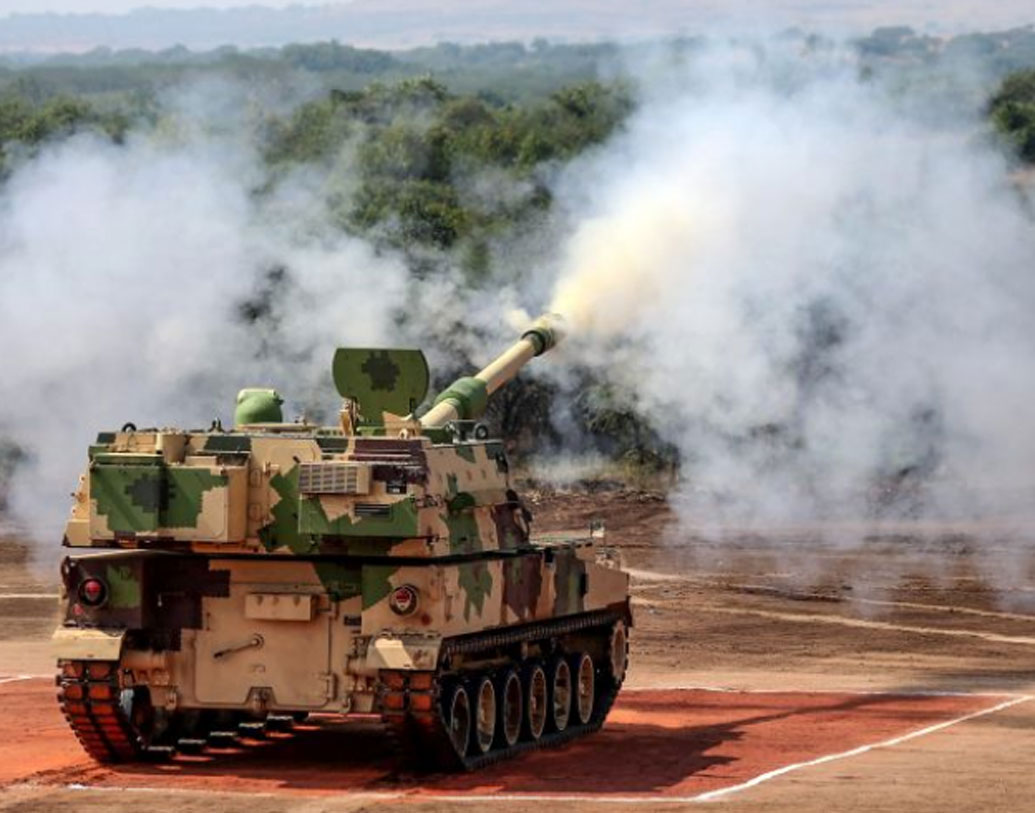 বিশেষজ্ঞদের মতে, প্রযুক্তি আর ঘাতক ক্ষমতার দিক থেকে বফর্স কামানের থেকেও বহু গুণ শক্তিশালী এই ট্যাঙ্ক। বফর্স থেকে গোলা ছুড়তে কিছুটা সময় লাগে। স্বয়ংক্রিয় হওয়ার কারণে কে-৯ বজ্র চোখের পলকেই লক্ষ্যবস্তুকে গুঁড়িয়ে দিতে পারে।