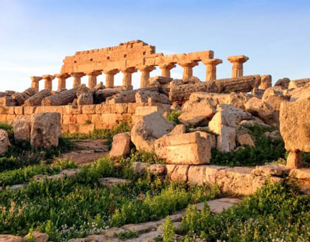 ২০১৬ সালে ইতালির সবচেয়ে সুন্দর শহর প্রতিযোগিতায় মনোনয়ন পেয়েছিল সাম্বুকা। বিভিন্ন প্রাকৃতিক সম্পদে ঠাসা এই শহর। এর সঙ্গে অনেক ইতিহাসও জড়িয়ে আছে। মনোরম সৈকতের পাশাপাশি অপরূপ ও প্রশান্ত এই শহরের চারদিকে রয়েছে গাছগাছালি ও পাহাড়-পর্বত।